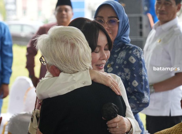 Li Claudia Chandra Serahkan Bantuan Tunai kepada Lansia