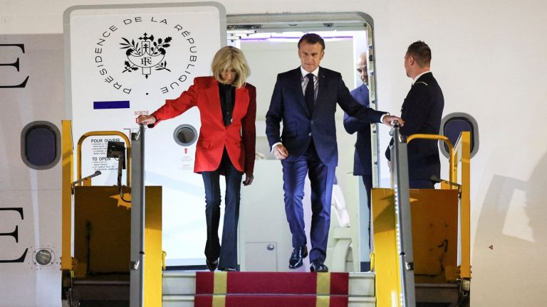 Viral, Ibu Negara Prancis Dorong Wajah Presiden Macron di Depan Pintu Pesawat Saat Tiba di Vietnam