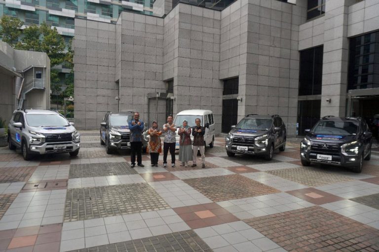 MMKSI Donasikan 10 Mobil kepada SMK