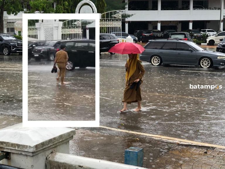 Hujan, Depan Kantor Wali Kota Batam Tergenang, Pegawai Pemko Harus Nyeker