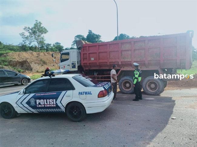 Ceceran Tanah Kotori Jalanan Batam Centre, Polisi Janji Selidiki Truk Pengangkut