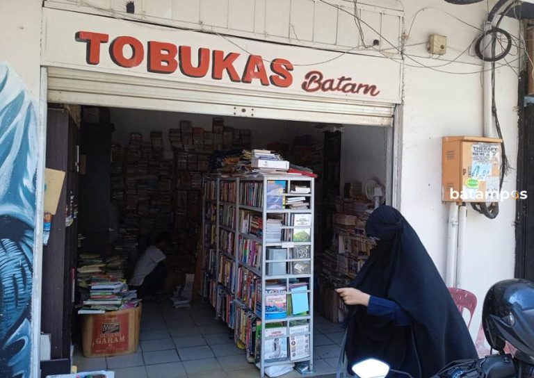 ToBuKas: Toko Buku Bekas di Tengah Riuh Nagoya, Batam