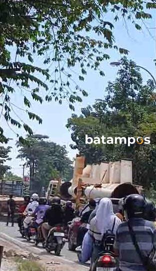 Truk Gandeng Bermuatan Berat Sebabkan Kemacetan di Jalan Brigjen Katamso