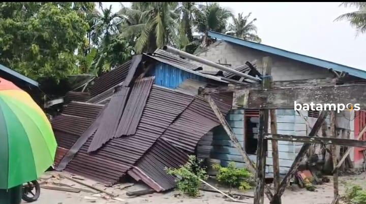 Puting Beliung Menghantam Pemukiman Warga Bukit Kabung, Akibatkan 2 Rumah Warga Rusak Berat