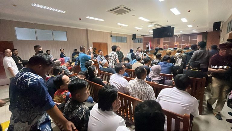 Ruang Sidang PN Batam Penuh Sesak Jelang Putusan 6 Mantan Anggota Satnarkoba Polresta Barelang