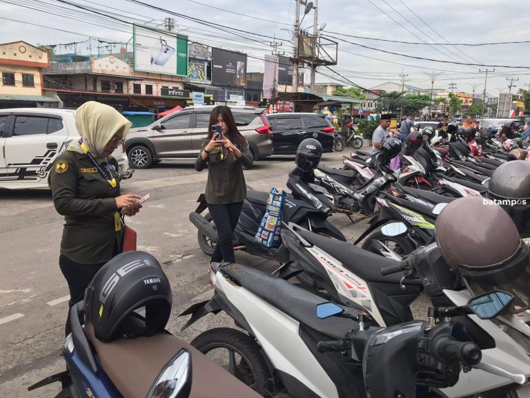 Tak Temukan Alamat Penunggak Pajak, Petugas Samsat Tinggalkan Surat Tagihan di Atas Kendaraan di Parkiran Swalayan