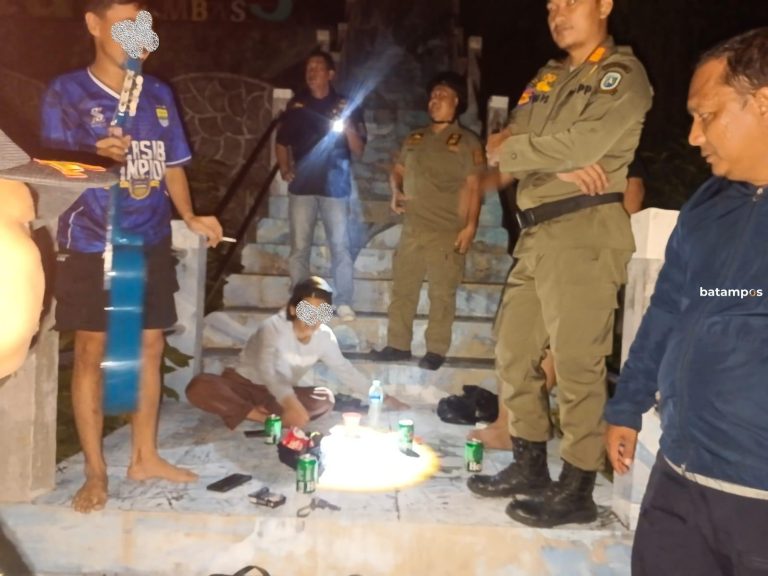 Satpol PP Razia Jam Malam, Dapati Remaja Minum-minum Mikol di Pelabuhan Tarempa