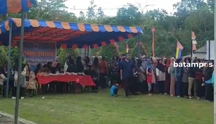 Pembeli Membeludak Diluar Prediksi Panitia, Hari Kedua Pasar Sembako Murah Pemkab Lingga