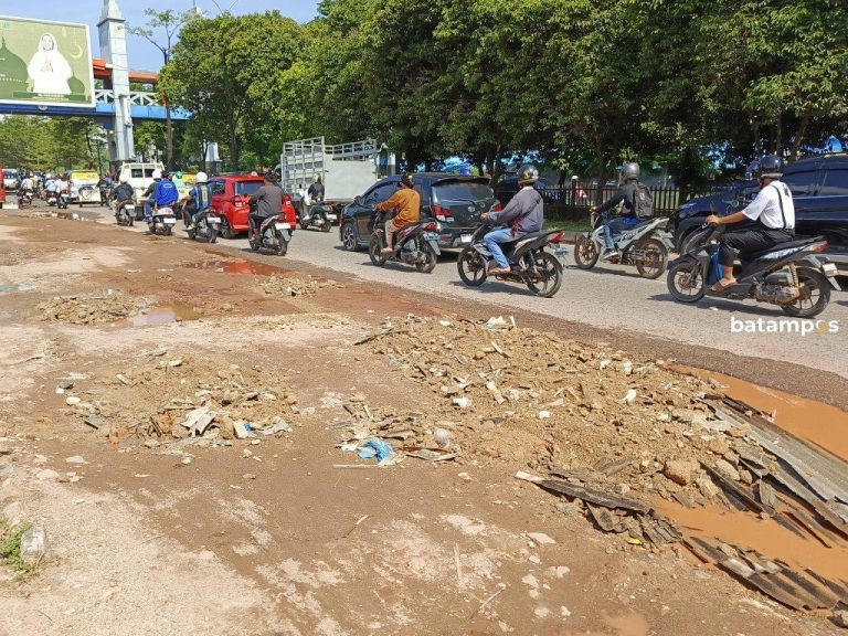 Cegah Kecelakaan Jatuh ke Lubang, Warga Timbun Jalan di Depan SP Plaza