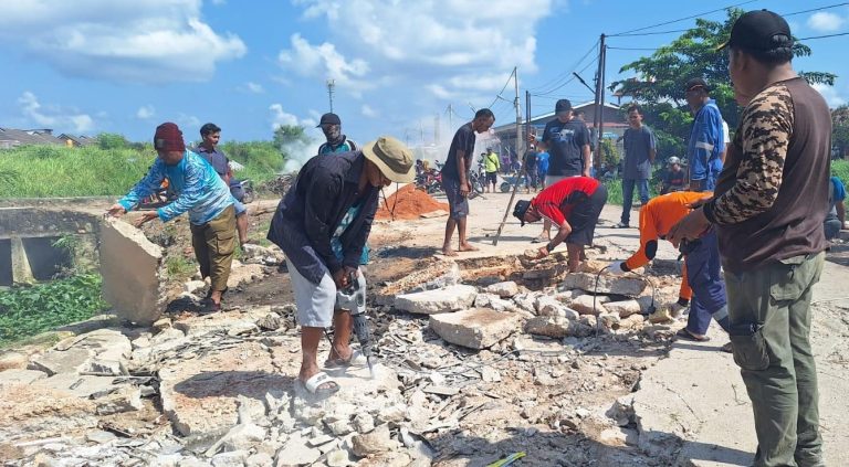Perbaiki Jembatan Rusak, Warga di Tanjung Riau Swadaya dan Gotong Royong
