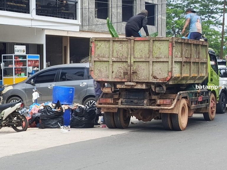 Dikeluhkan Pasien, Sampah di Pintu Masuk RSUD Dibersihkan DLH