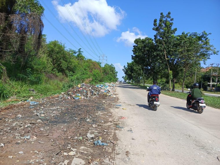 Sampah Kembali Menumpuk di Tepi Jalan Brigjen Katamso, Siapa yang Salah