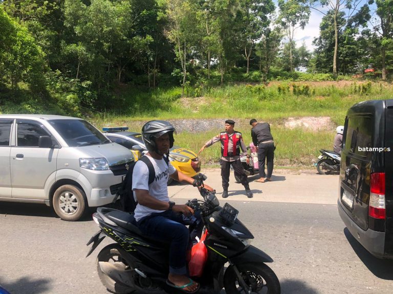 Minibus Tabrak Pemotor di Tiban Kampung, Korban Luka Serius di Bagian Kepala