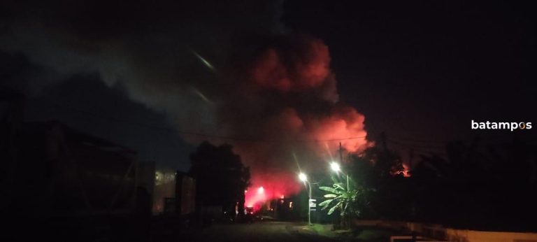 Kebakaran Terjadi Mulai Pukul 19.00, Kadis Pemadam Kebakaran Batam: Api masih Membumbung Tinggi