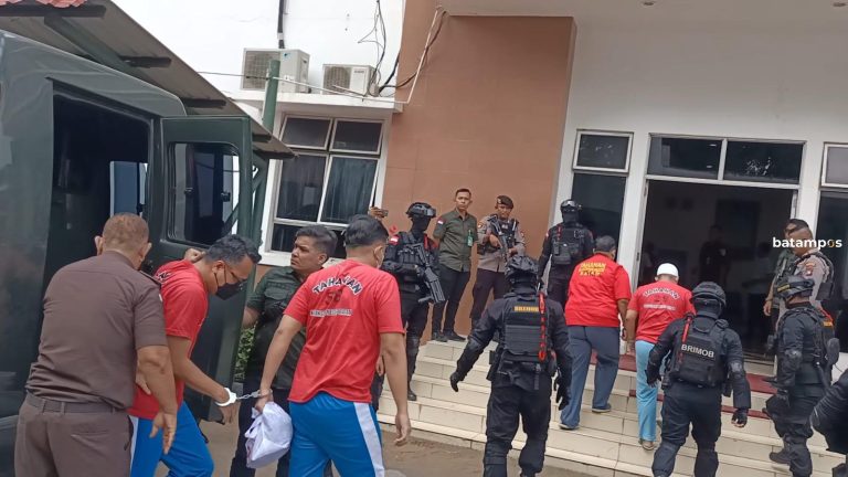 Diborgol dan Dikawal Brimob, 6 Mantan Anggota Satresnarkoba Polresta Barelang Hadapi Vonis Berat