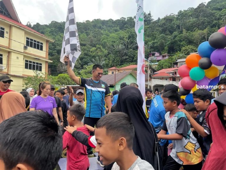 Ribuan Warga Antusias Ikuti Jalan Santai HUT ke 17 Kabupaten Kepulauan Anambas
