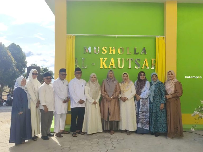 Perkim Kepri Resmikan Mushola dan Bagikan Daging Kurban buat Warga