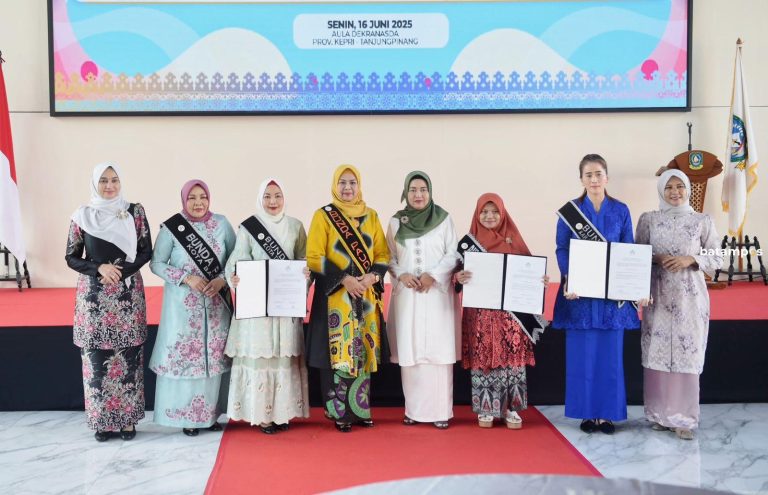 Bunda PAUD Kepri Dewi Ansar Lantik Bunda PAUD Kabupaten/Kota se-Kepri Periode 2025–2030