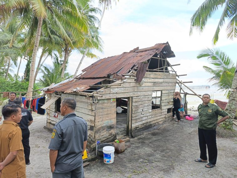 Akhirnya Pemkab Lingga Bantu Perbaiki Rumah Kasmawati di Desa Selayar