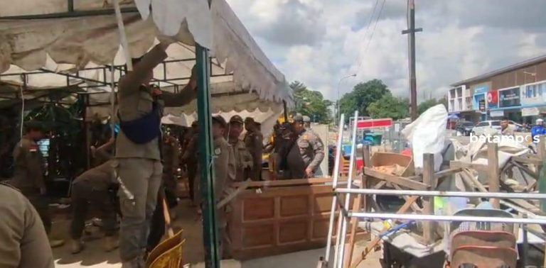 Satpol PP Kembali Tertibkan Lapak PKL di Sagulung