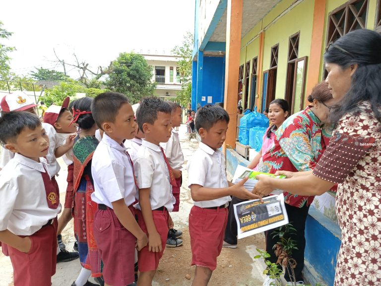 Dukung Dunia Pendidikan 68EA Salurkan 1.330 Buku Tulis untuk Siswa Sekolah Tunas Indonesia