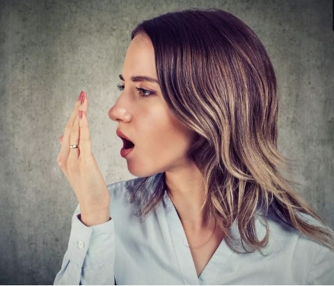 Ini 7 Cara untuk Mengatasi Napas Bau Tidak Sedap