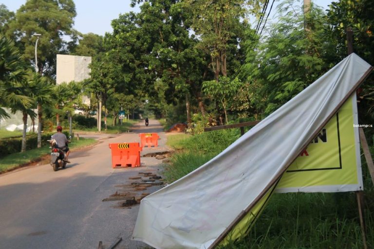 Jalur Lambat Anggrek Mas Rusak dan Gelap, Pengendara Was-was Melintas Malam Hari
