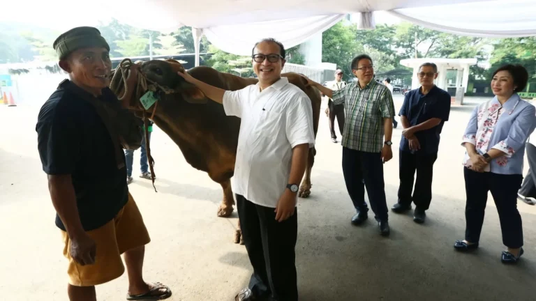 Katedral Jakarta Beri Sapi Kurban ke Masjid Istiqlal