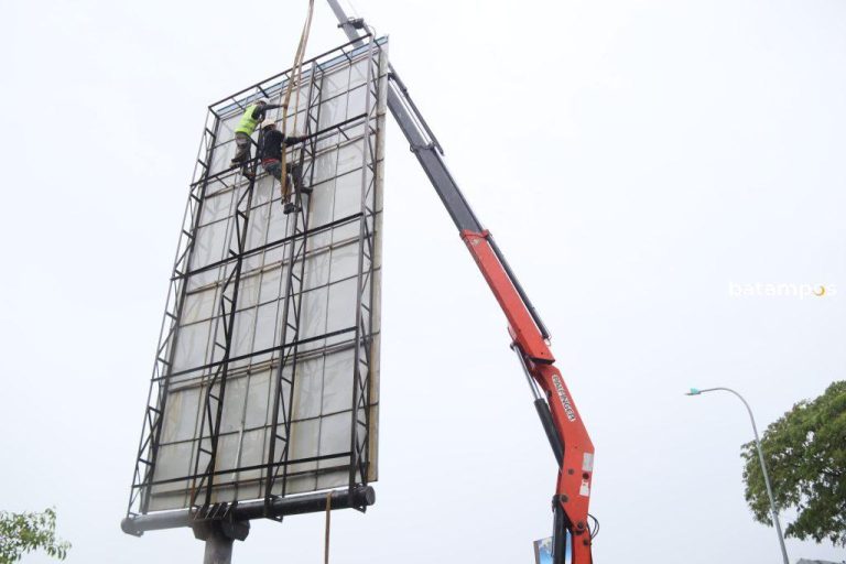 Belasan Papan Reklame yang Dibongkar Tergeletak di Pinggir Jalan