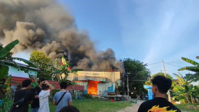 Gudang Perlengkapan Pesta di Batuaji Terbakar