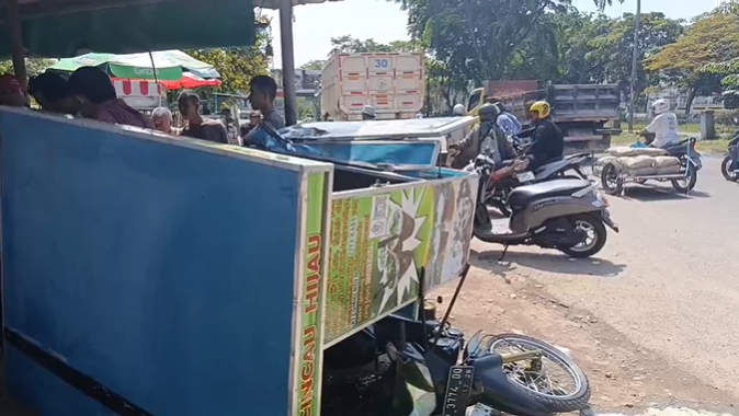 Apes! PKL Tergelinding Ban Truk yang Terlepas di Simpang Dam Mukakuning