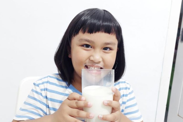 Kebiasaan Minum Susu Kemasan Ternyata Bisa Picu Gigi Berlubang pada Anak