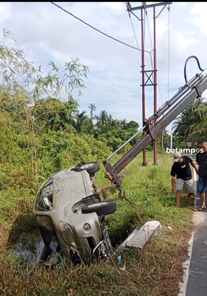 Diduga Sopir Mengantuk, Mobil Avanza Terjungkal di Jalan Desa Lanjut