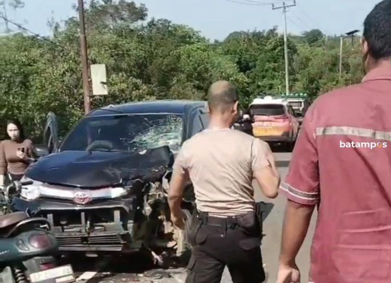 Beredar Video Pascakecelakaan di Jalan Lintas Barat, Bintan, Mobil dan Motor Rusak Parah