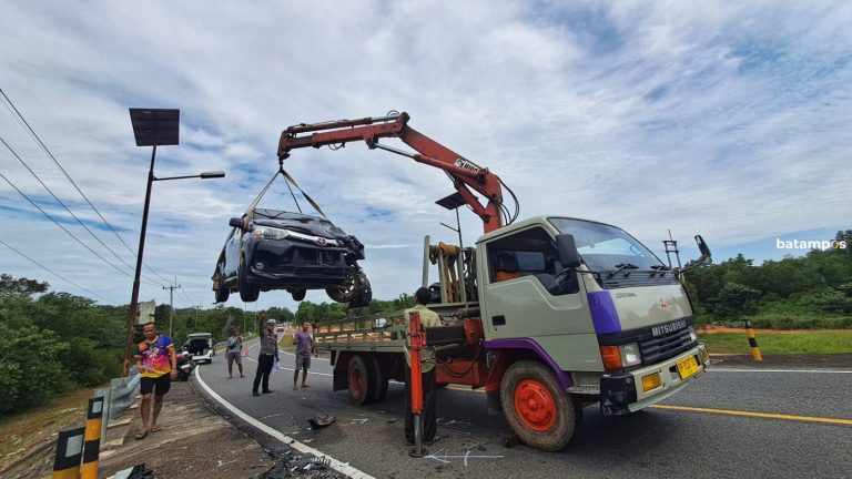Kecelakaan Mobil dan Motor di Jalan Lintas Barat, Bintan, Dua Korban Dilarikan ke RSJKO EHD Tanjunguban