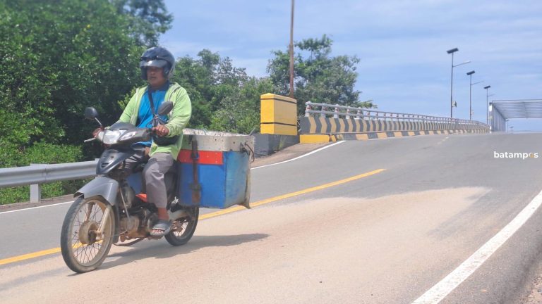 Tumpahan Pasir di Jalan Lintas Barat, Bintan Sangat Ganggu Pengguna Jalan