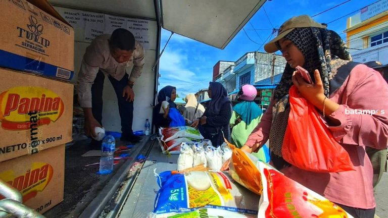 Harga Lebih Murah, Warga Bintan Antusias Belanja di Operasi Pasar