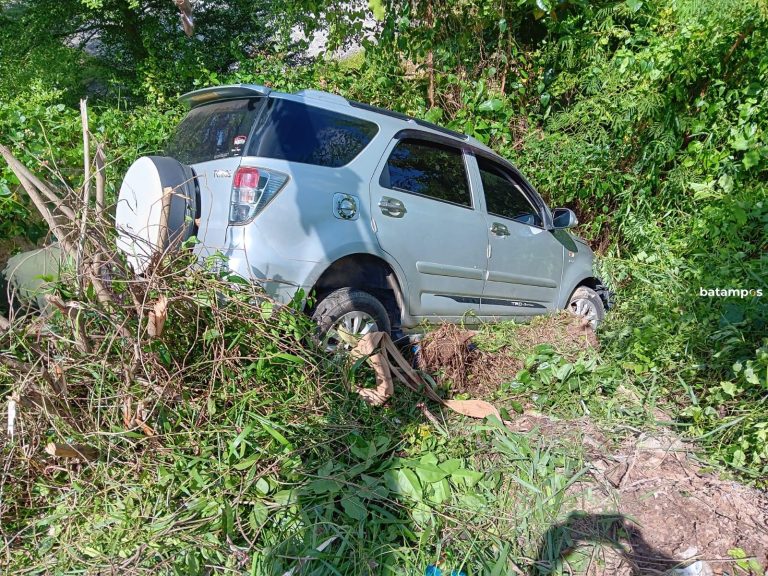 Mobil Toyota Terios Terperosok di Turunan Tajam Tiban Lama, Sekupang, Ini Dugaan Penyebabnya