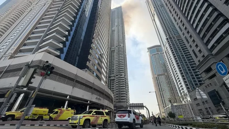 Gedung Pencakar Langit Marina Pinnacle Setinggi 67 Lantai di Dubai Dilanda Kebakaran Hebat
