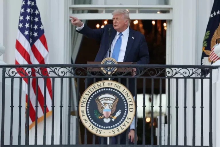 Trump Resmi Larang Warga dari 12 Negara Masuk AS, Ini Alasannya