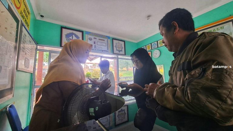 Hari Pertama SPMB, Beberapa Orangtua dan Calon Siswa Pilih Datang Langsung ke Sekolah