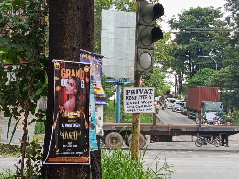 Bertengger di Batang Pohon Penghijauan, Reklame Liar Cemari Ruang Publik, Warga Batuaji dan Sagulung Tagih Aksi Pemko Batam