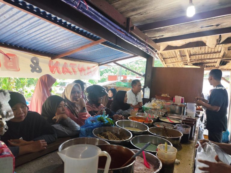 Emak-emak Rela Antre untuk Dapat Santan