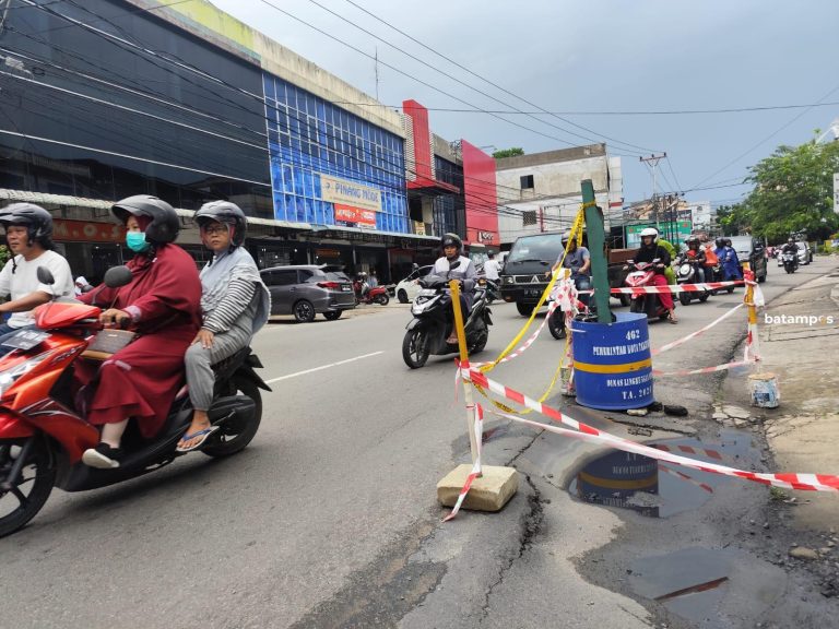 Jalan Amblas di Jalan Brigjen Katamso Tanjungpinang Bahayakan Pengendara