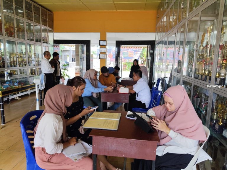 Hari Pertama SPMB SMA Sederajat Secara Online Tapi Orangtua yang Terkendala Datangi Sekolah