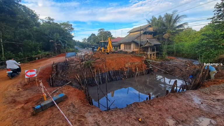 Gorong-gorong Amblas di Desa Ekang Anculai Diperbaiki, Kendaraan Berat Dilarang Melintas