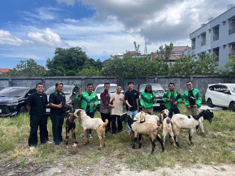 Peringati Iduladha, Grab Bagikan Ratusan Ekor Kambing ke Mitra Pengemudi
