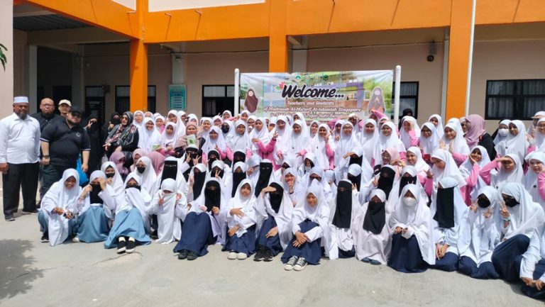 Siswa Madrasah Al-Maarif Al-Islamiah Singapura Berkunjung Sekolah Fajar Ilahi, Batam