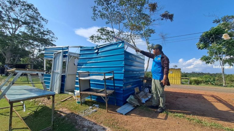 Angin Kencang Rusak Kios Pedagang di Kampung Bintan Enau