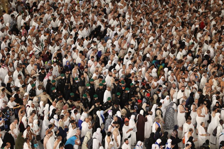 Melewati Malam di Muzdalifah, Menyongsong Jumrah di Mina